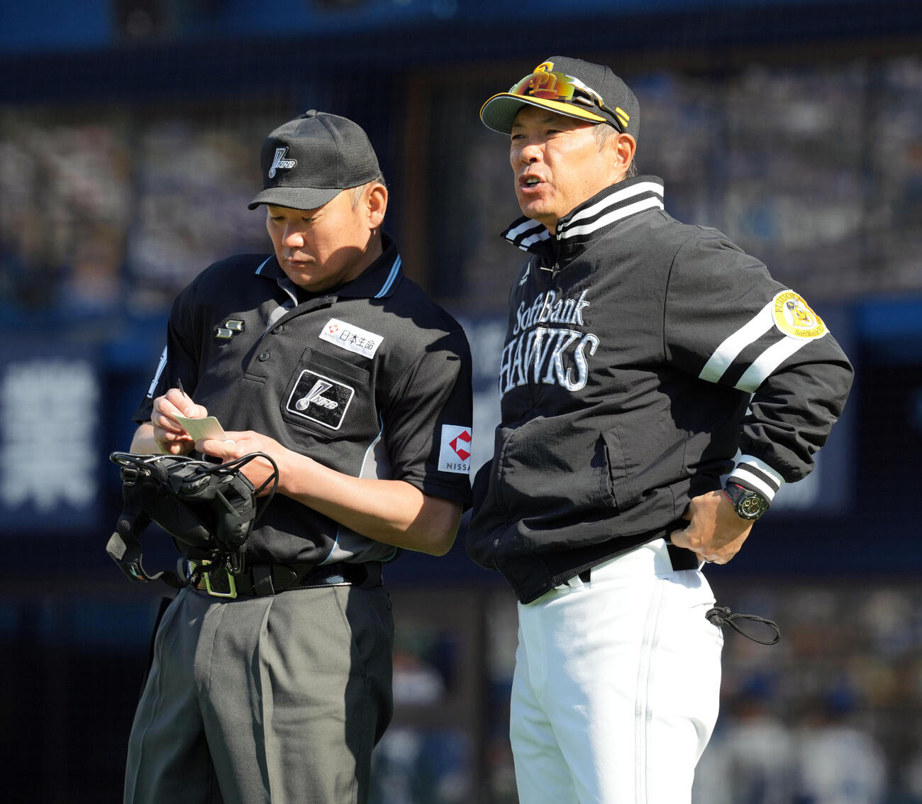 DeNA対ソフトバンク　7回裏、選手の交代を告げるソフトバンク小久保監督（撮影・たえ見朱実）