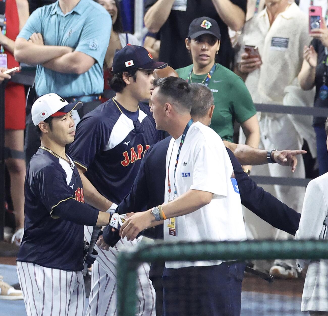 日本対ベネズエラ　試合前、近藤健介（左）と言葉を交わすヌートバー（撮影・河田真司）