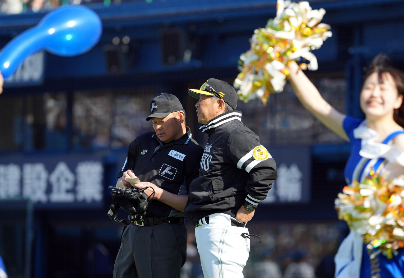 DeNA対ソフトバンク　7回裏、選手の交代を告げるソフトバンク小久保監督（撮影・たえ見朱実）