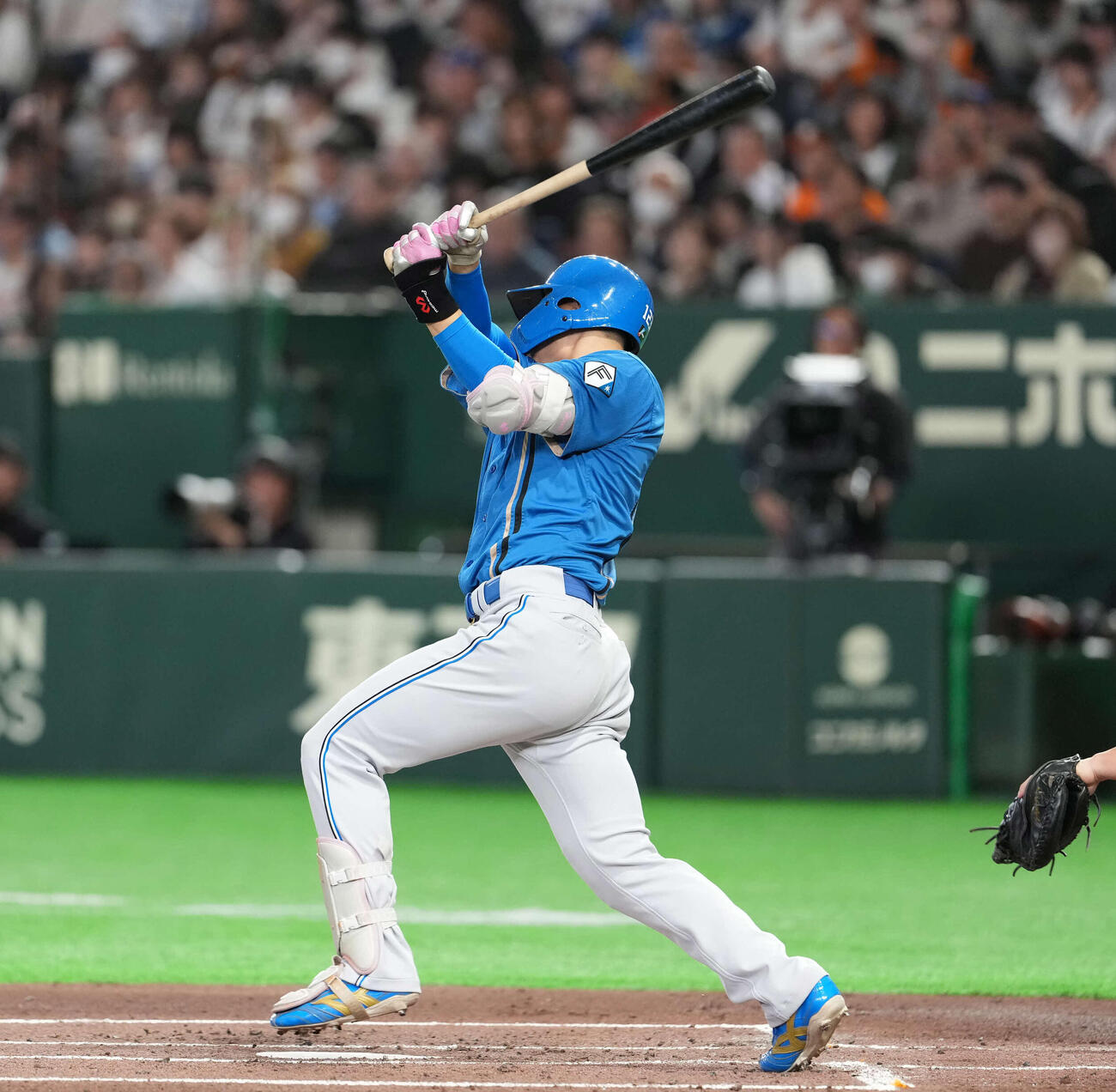 巨人対日本ハム　2回表日本ハム無死、左前打を放つ常谷（撮影・井上学）
