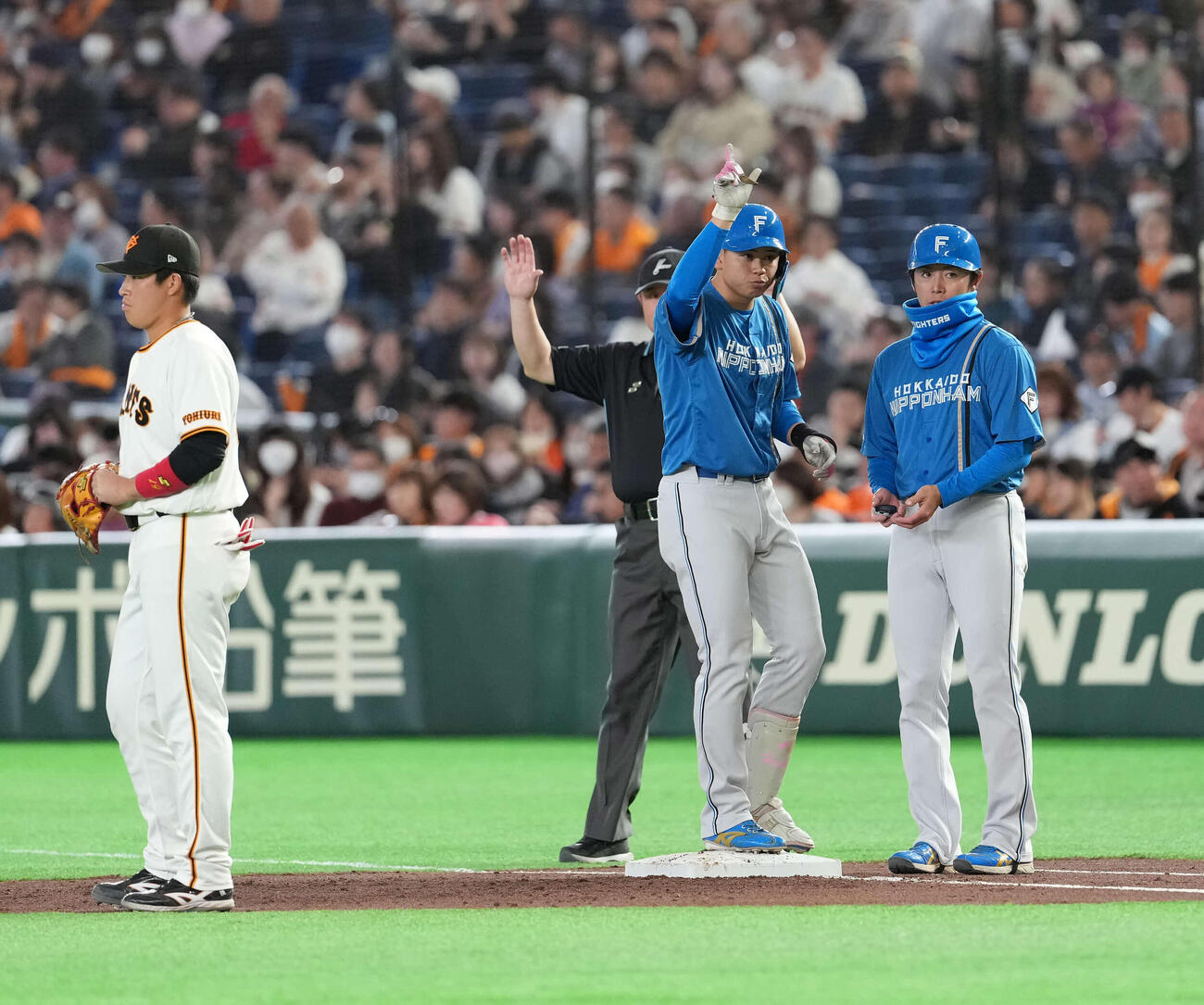 巨人対日本ハム　2回表日本ハム無死、左前打を放つ常谷（撮影・井上学）