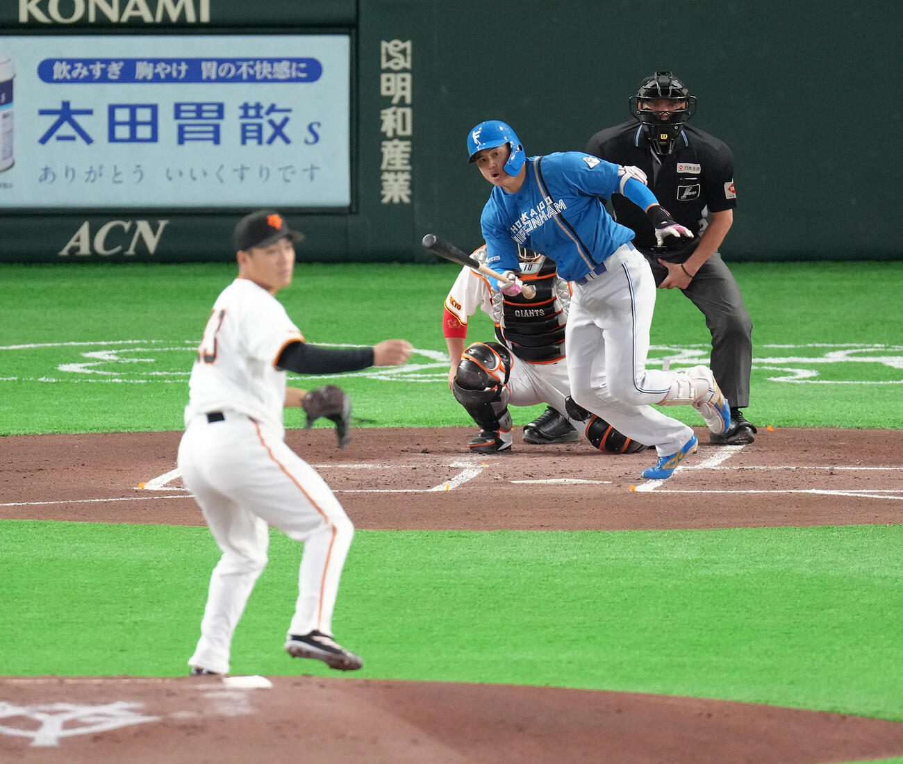 巨人対日本ハム　2回表日本ハム無死、常谷は左前打を放つ。投手則本（撮影・足立雅史）