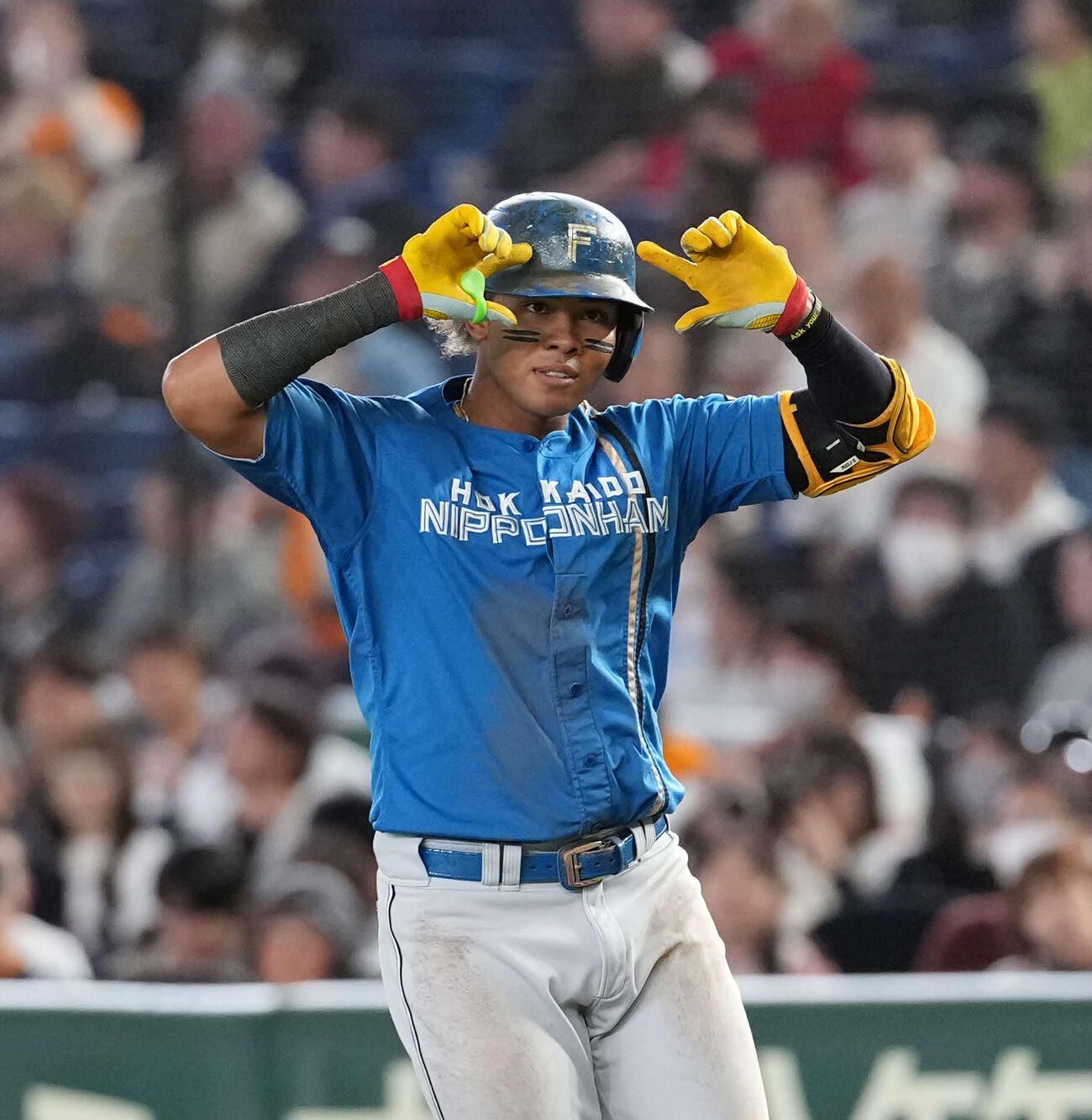 巨人対日本ハム　3回表日本ハム無死、中前打を放ちポーズを決める水谷（撮影・井上学）
