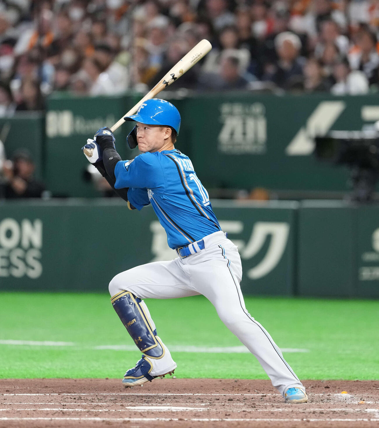 巨人対日本ハム　3回表日本ハム2死一塁、左前打を放つ矢沢（撮影・井上学）