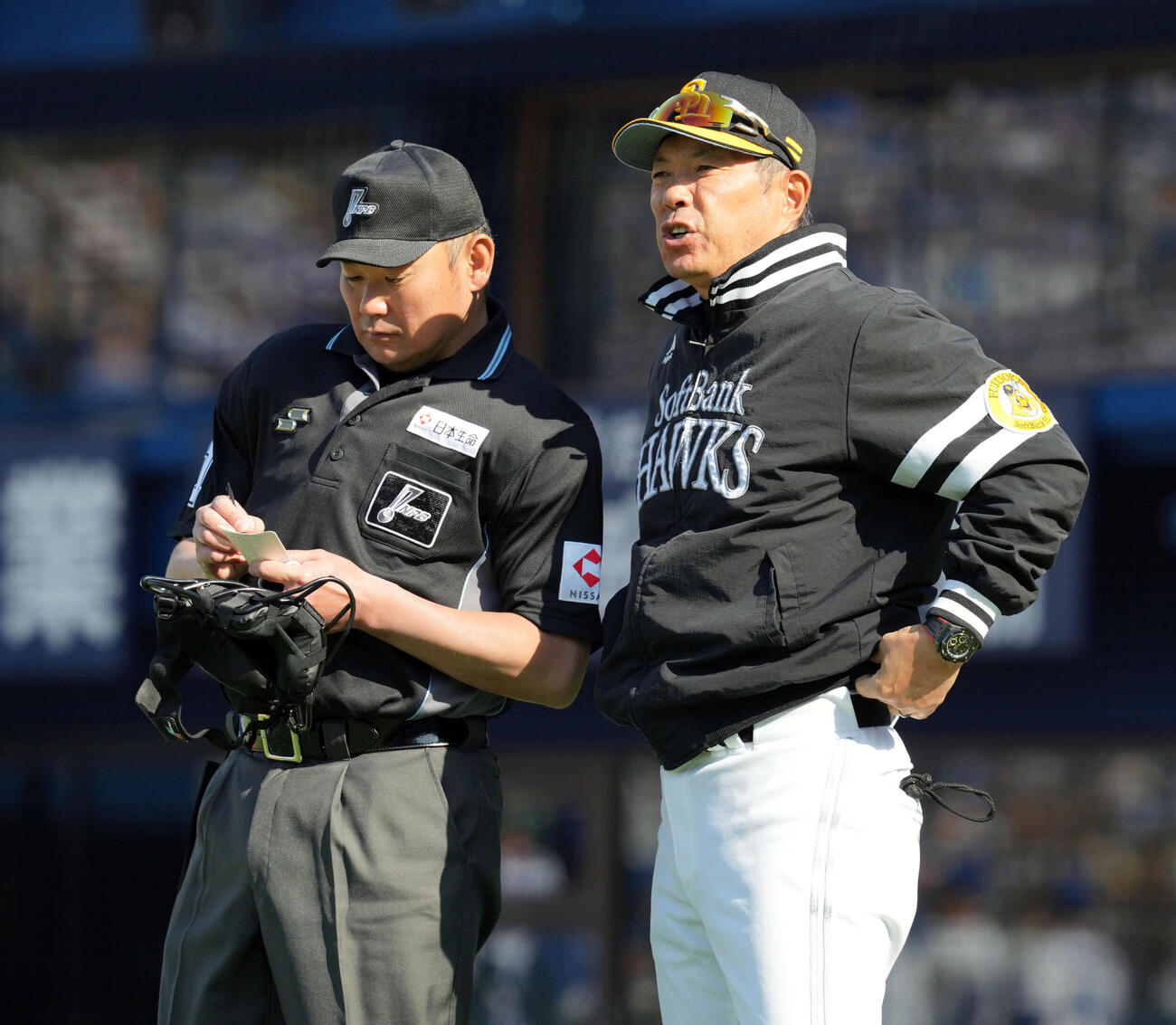 DeNA対ソフトバンク　7回裏、選手の交代を告げるソフトバンク小久保監督（撮影・たえ見朱実）