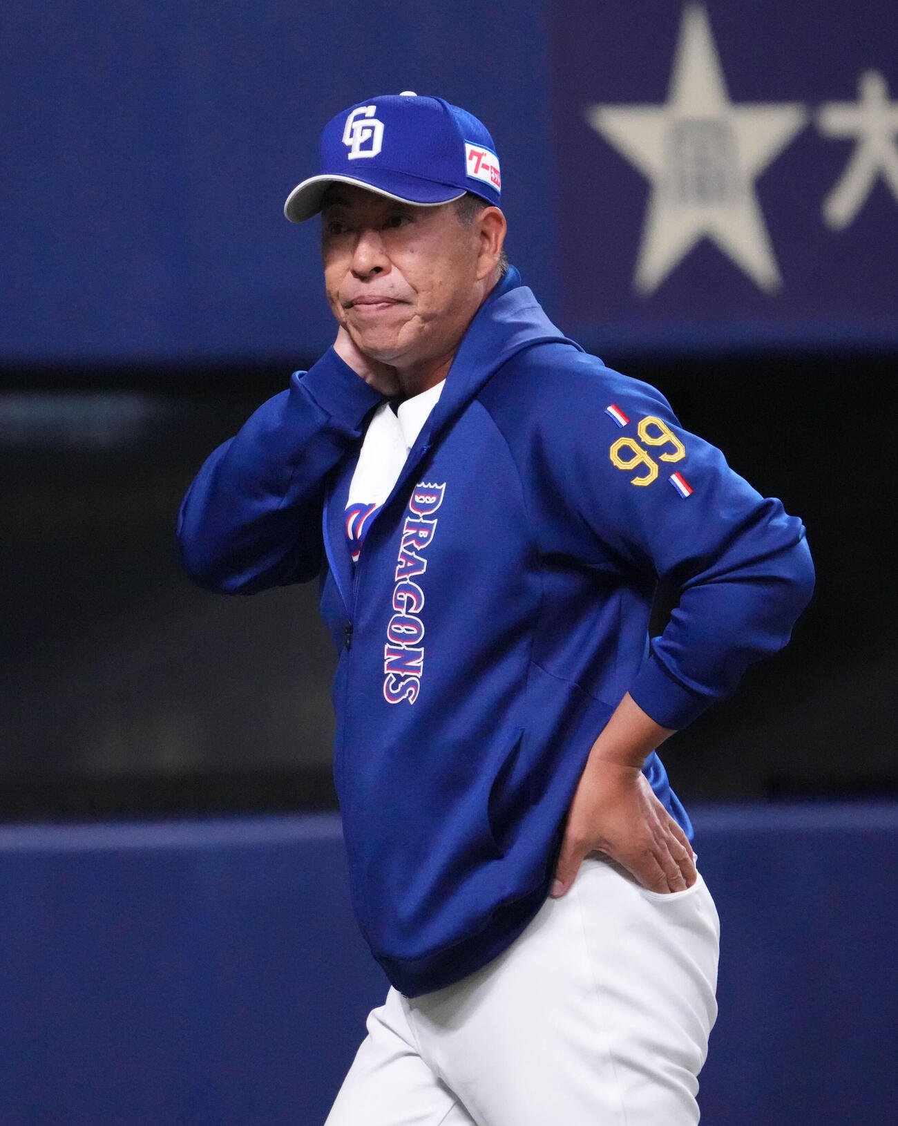 中日対楽天　6回終了、選手交代を告げる井上監督（撮影・森本幸一）