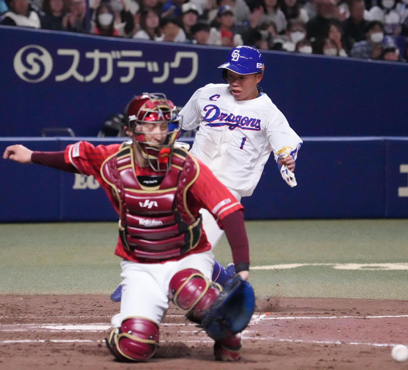 中日対楽天　5回裏中日2死二塁、岡林（右）は田中の右前適時打で生還する。捕手は伊藤光（撮影・森本幸一）