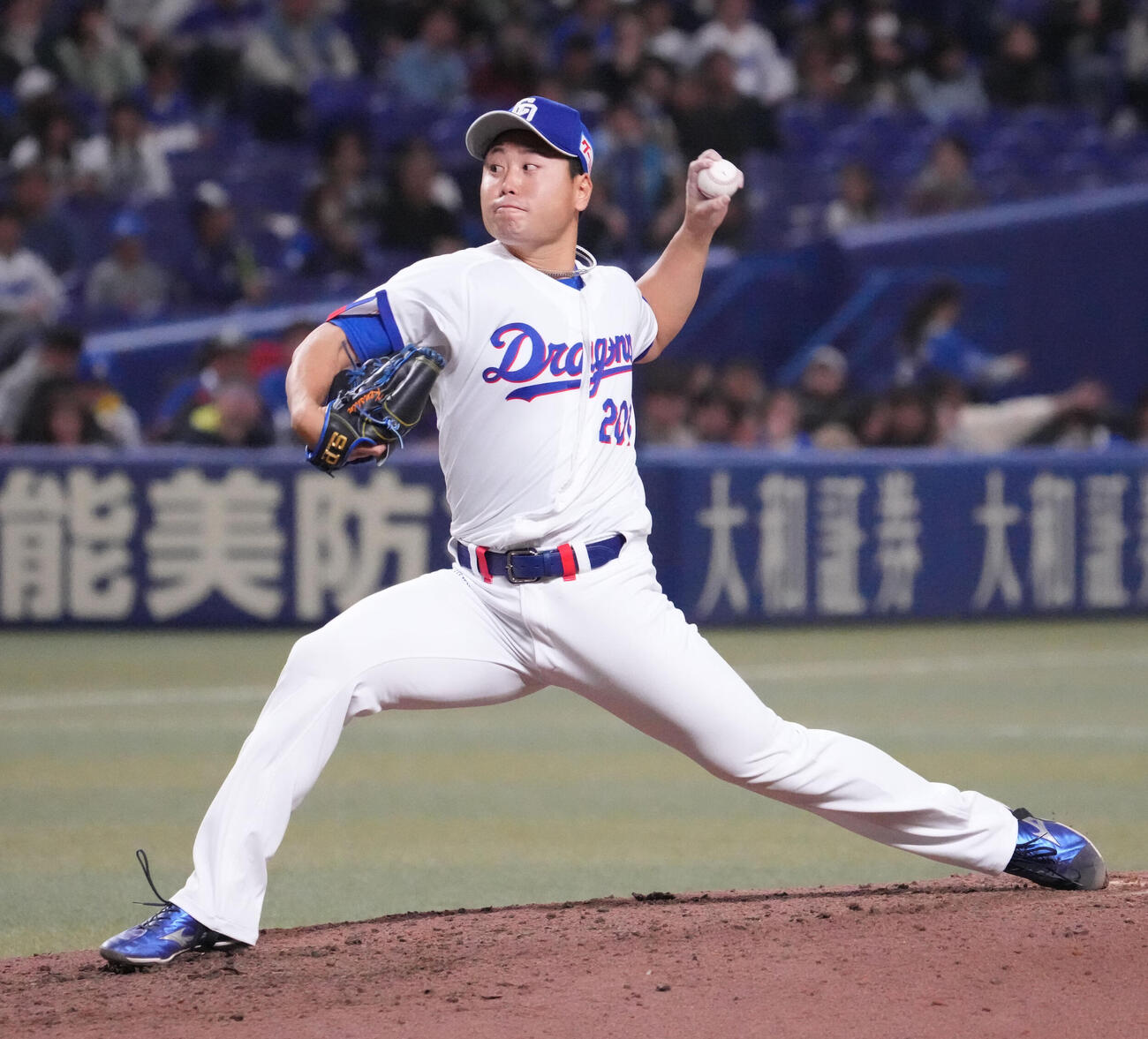 中日対楽天　8回表、中日4番手で登板する牧野（撮影・森本幸一）