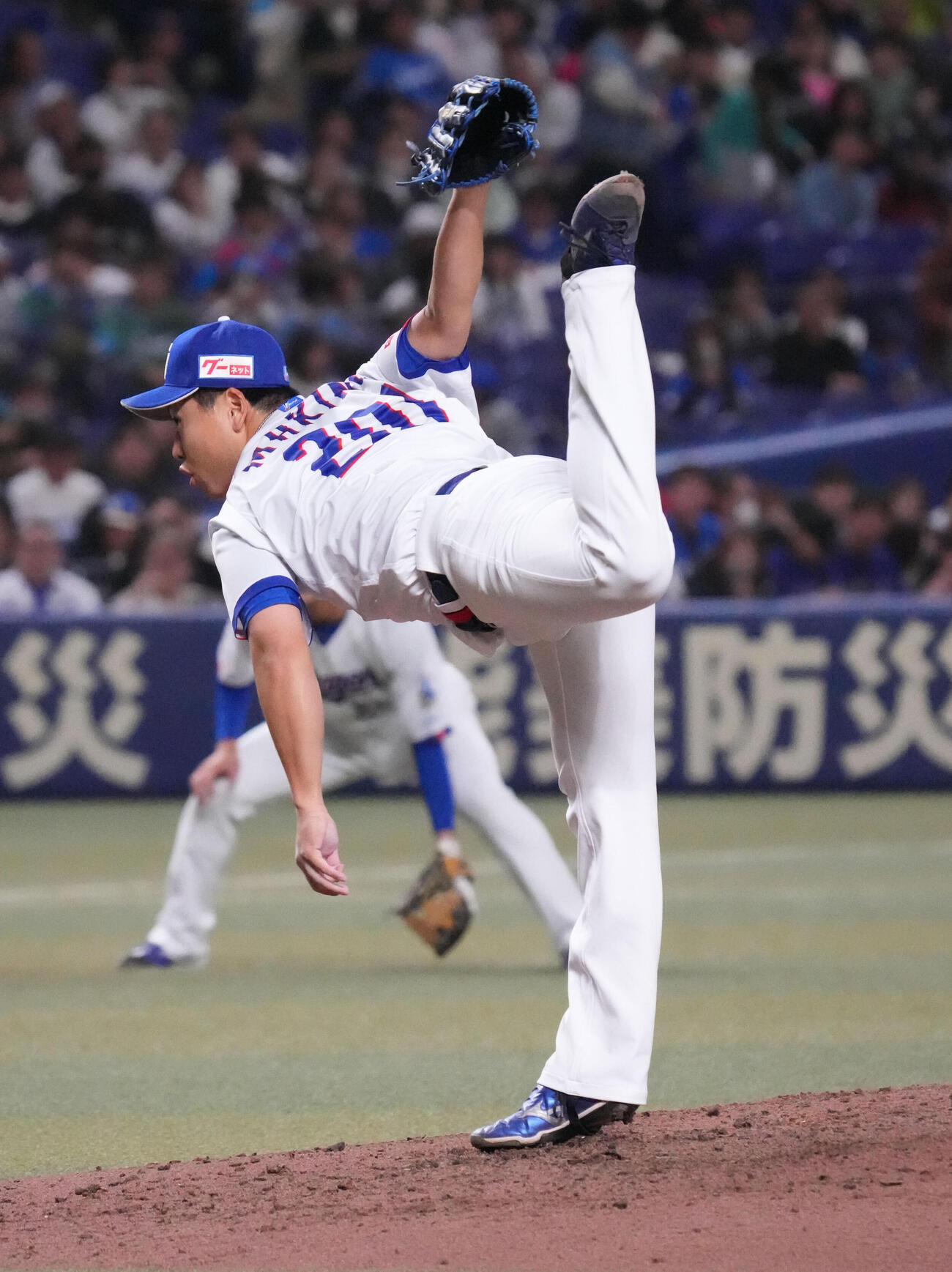 中日対楽天　8回表、中日4番手で登板する牧野（撮影・森本幸一）