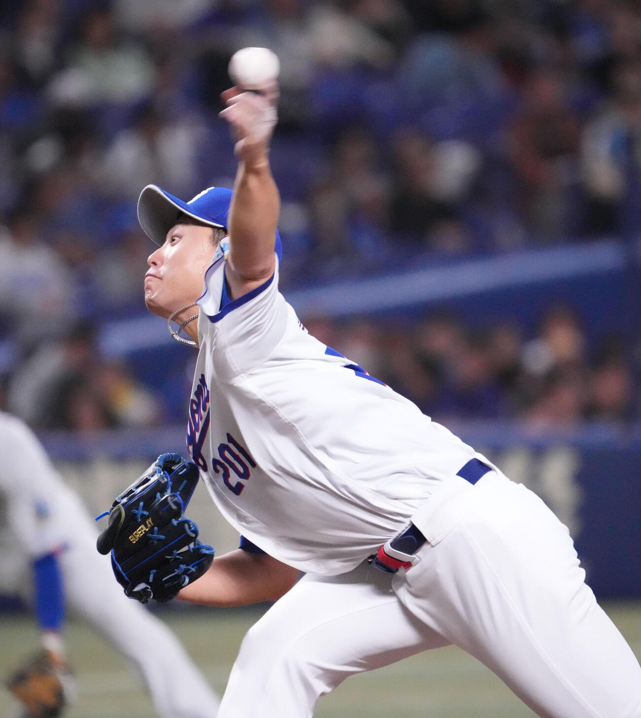 中日対楽天　8回表、中日4番手で登板する牧野（撮影・森本幸一）