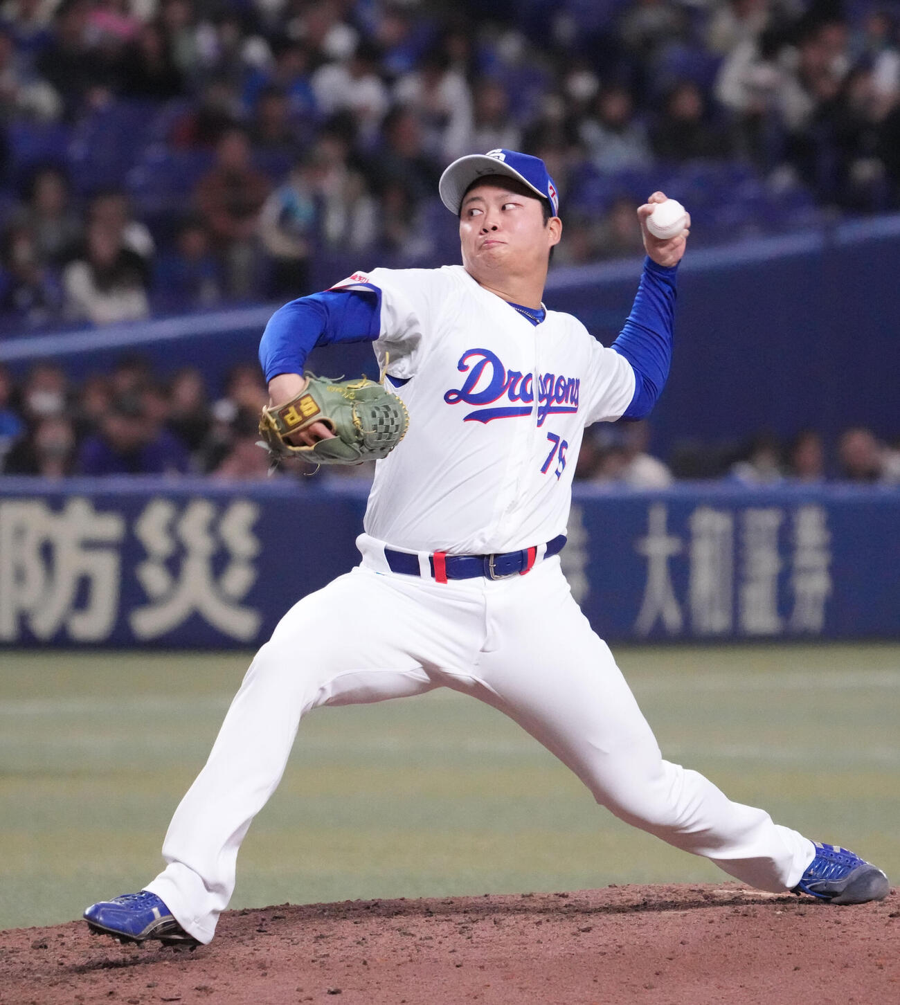 中日対楽天　7回表、中日3番手で登板する近藤（撮影・森本幸一）