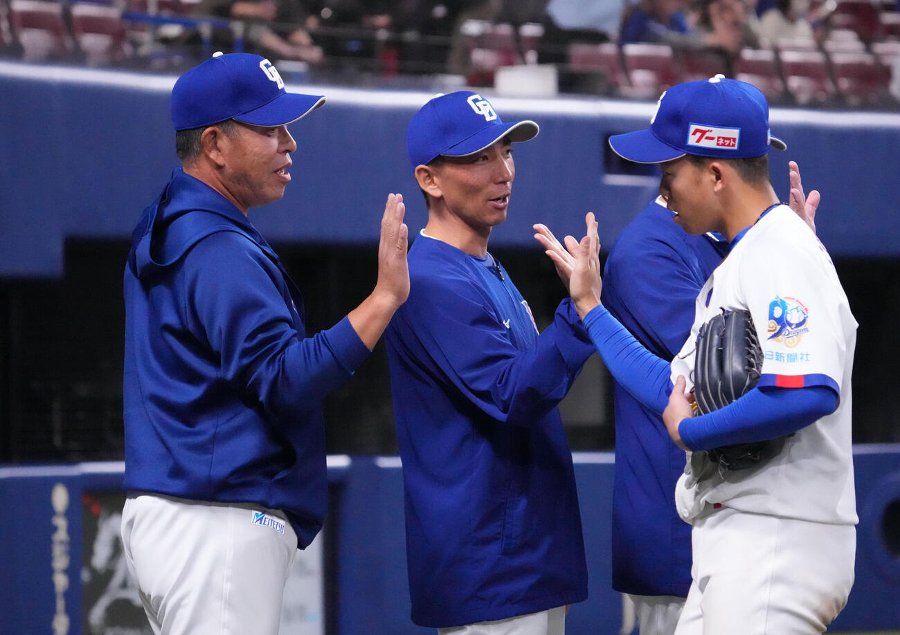 中日対楽天　試合終了、井上監督（左）はナインを迎える（撮影・森本幸一）