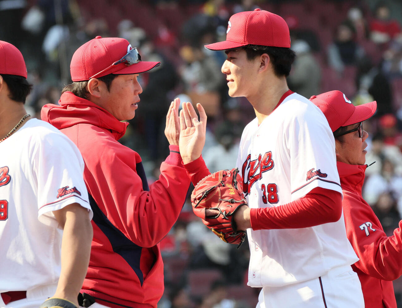 広島対阪神　好投した赤木（右）とハイタッチする新井監督（撮影・加藤孝規）