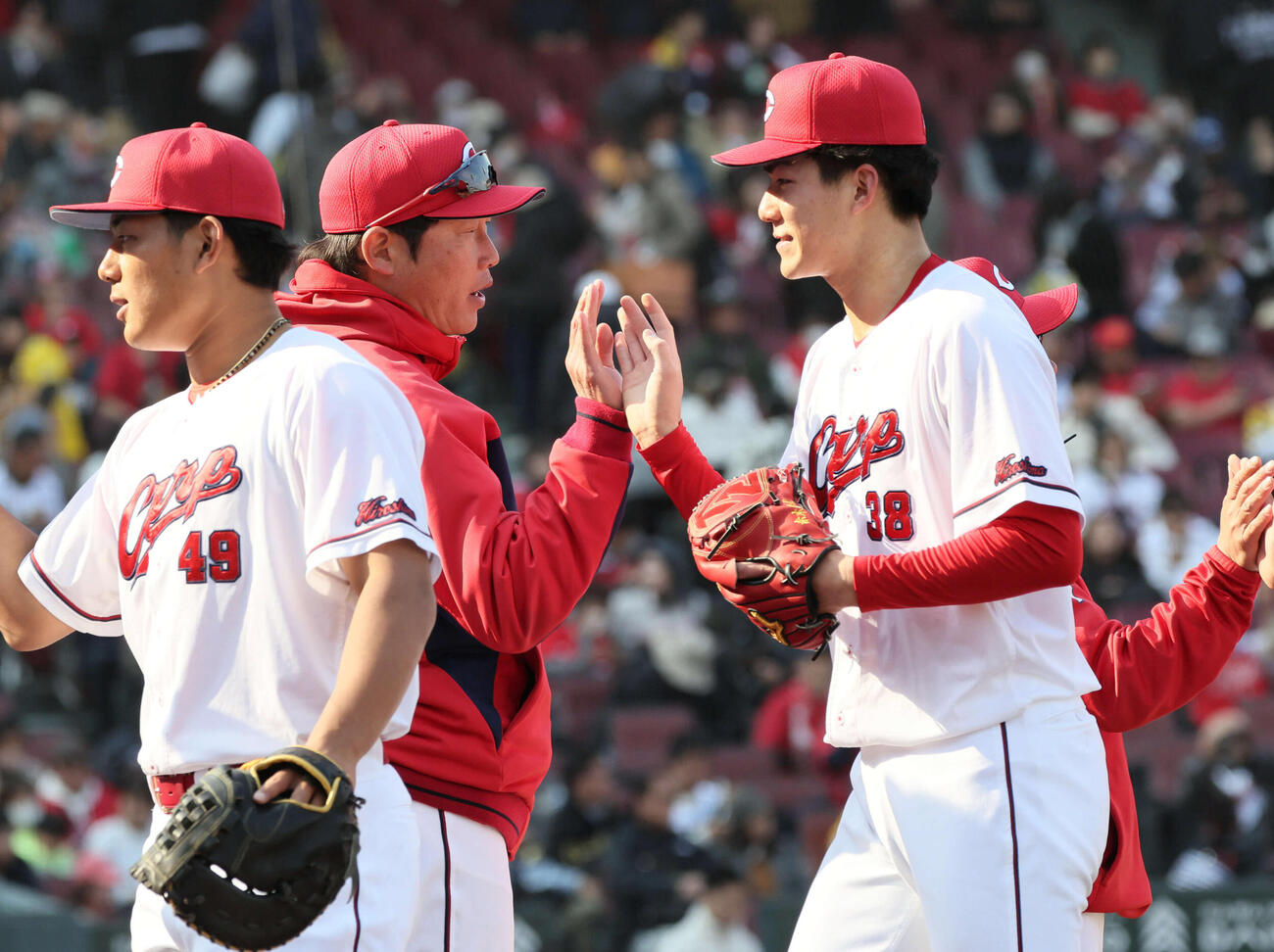 広島対阪神　好投した赤木（右）とハイタッチする新井監督（撮影・加藤孝規）