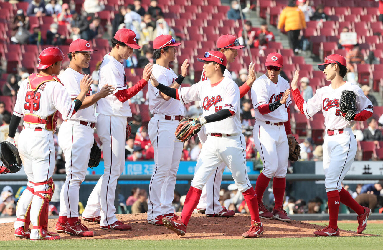 広島対阪神　阪神に辛勝した広島ナイン。左から3人目は好投した赤木（撮影・加藤孝規）