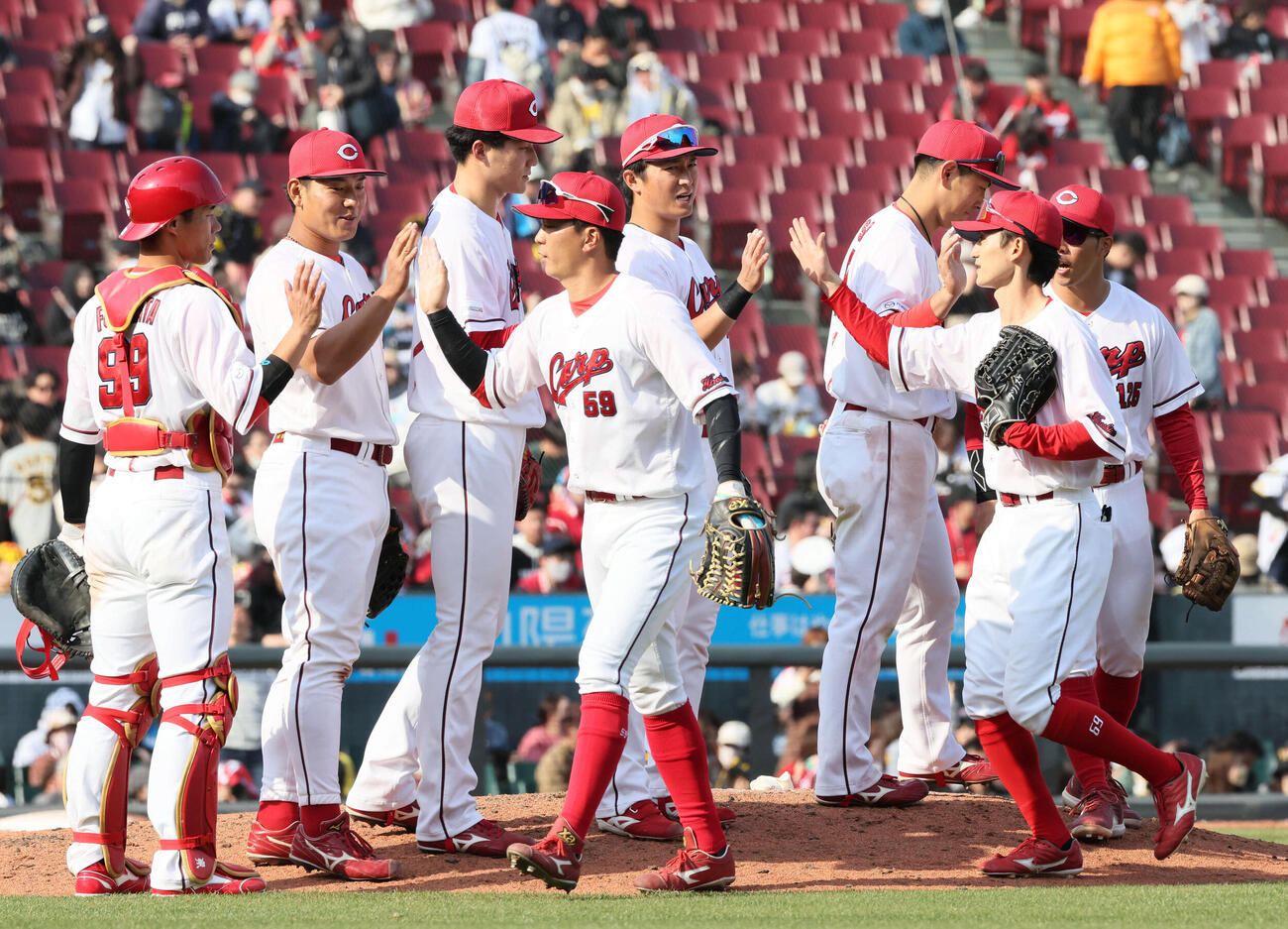 広島対阪神　阪神に辛勝した広島ナイン。左から3人目は好投した赤木（撮影・加藤孝規）