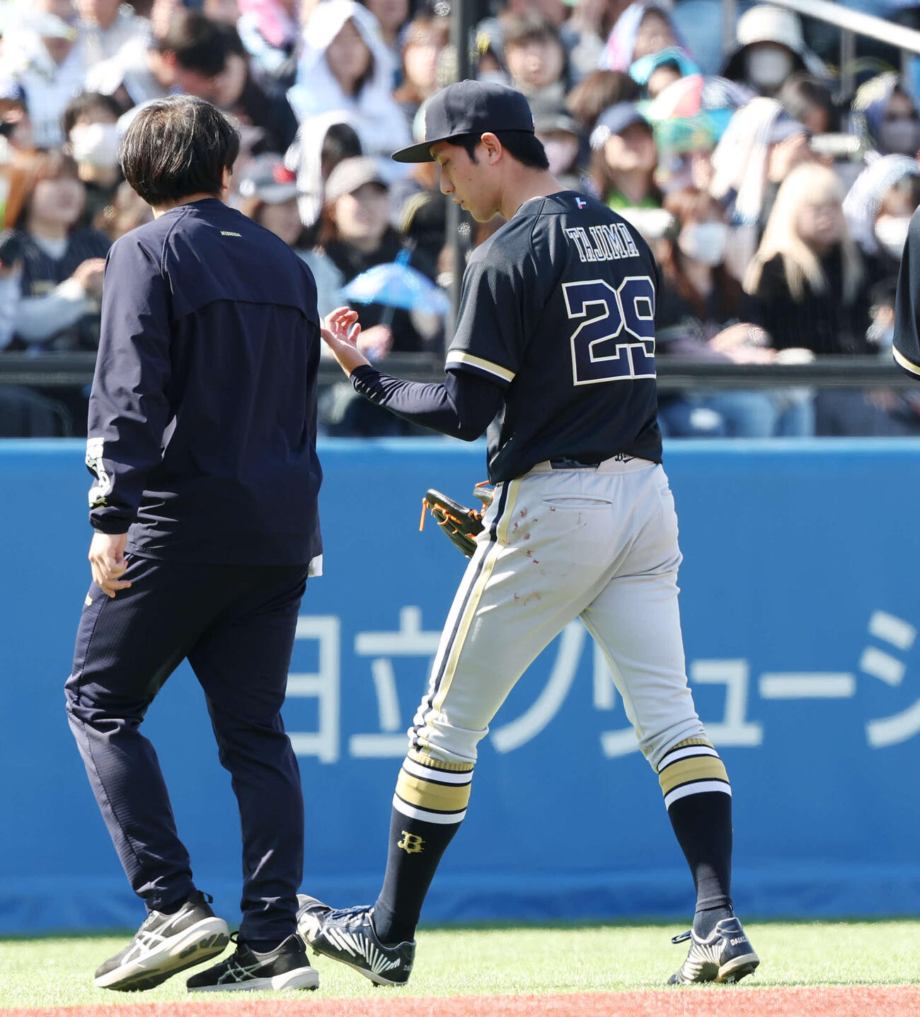 ヤクルト対オリックス　2回裏ヤクルト2死一、二塁、橋本に左2点適時二塁打を浴び手を確認しながら1度ベンチに下がる田嶋（撮影・宮地輝）