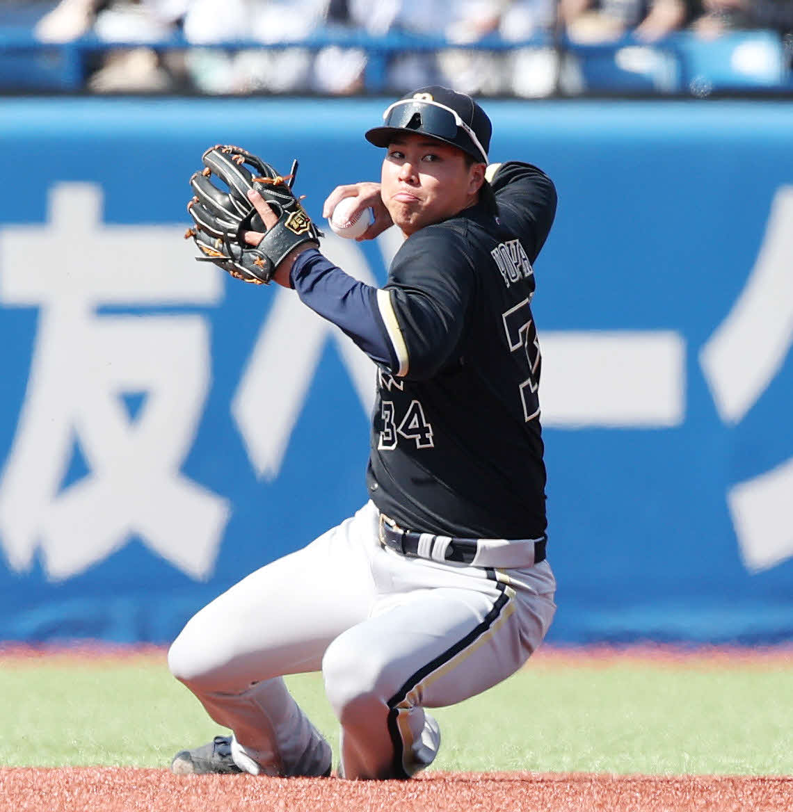 ヤクルト対オリックス　2回裏ヤクルト2死二塁、足を滑らせながらも送球し伊藤を遊ゴロにする横山聖（撮影・宮地輝）