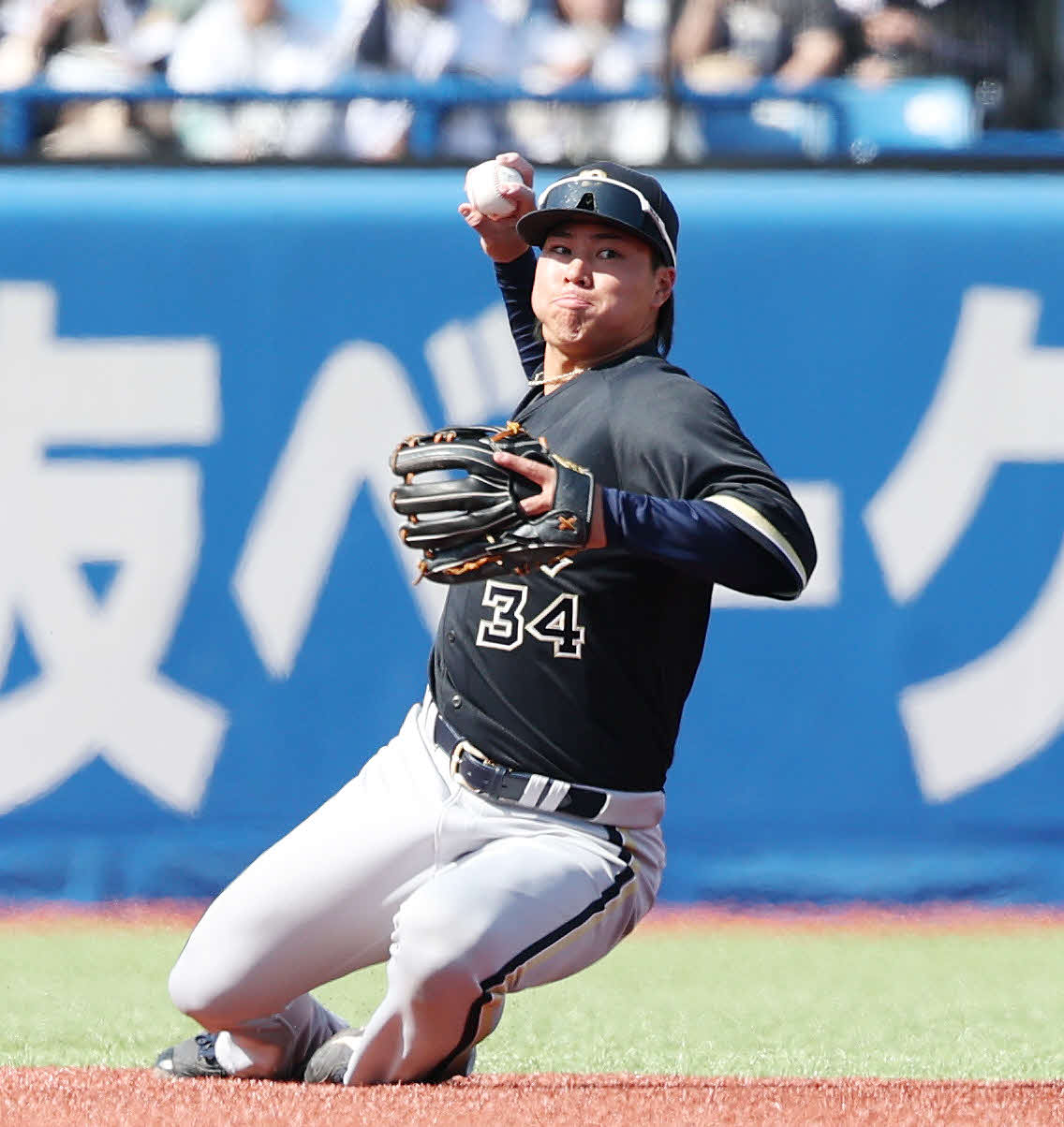 ヤクルト対オリックス　2回裏ヤクルト2死二塁、足を滑らせながらも送球し伊藤を遊ゴロにする横山聖（撮影・宮地輝）