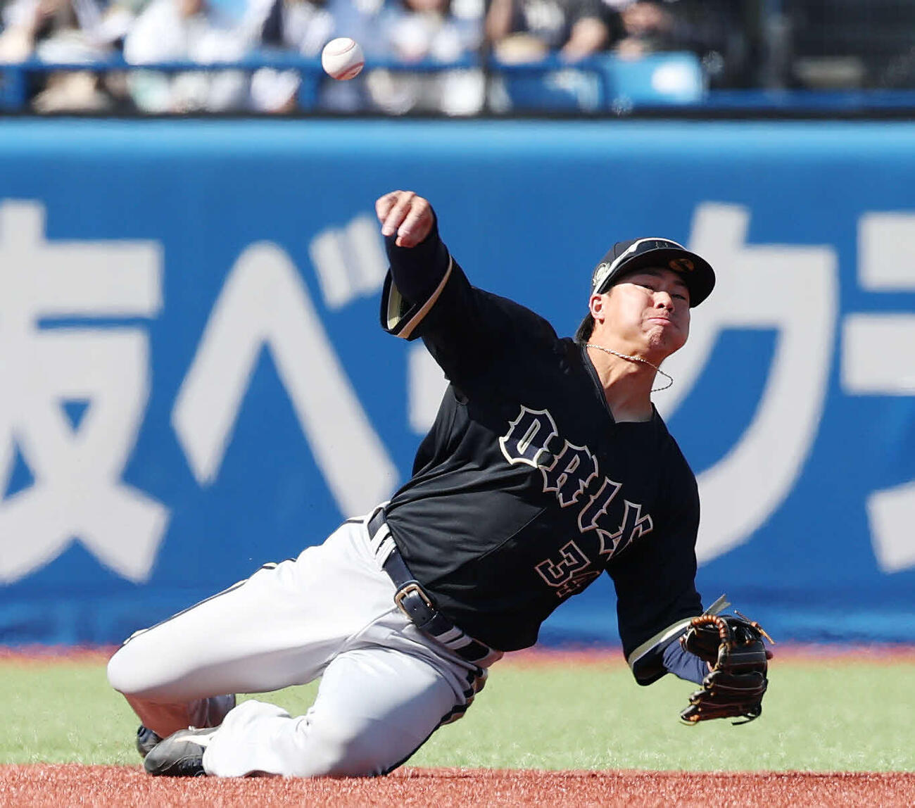 ヤクルト対オリックス　2回裏ヤクルト2死二塁、足を滑らせながらも送球し伊藤を遊ゴロにする横山聖（撮影・宮地輝）