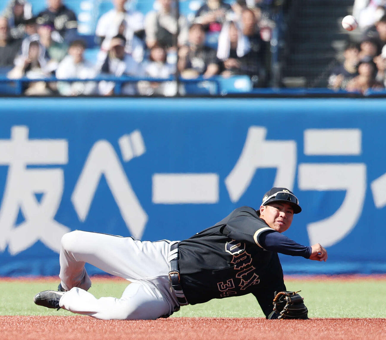 ヤクルト対オリックス　2回裏ヤクルト2死二塁、足を滑らせながらも送球し伊藤を遊ゴロにする横山聖（撮影・宮地輝）