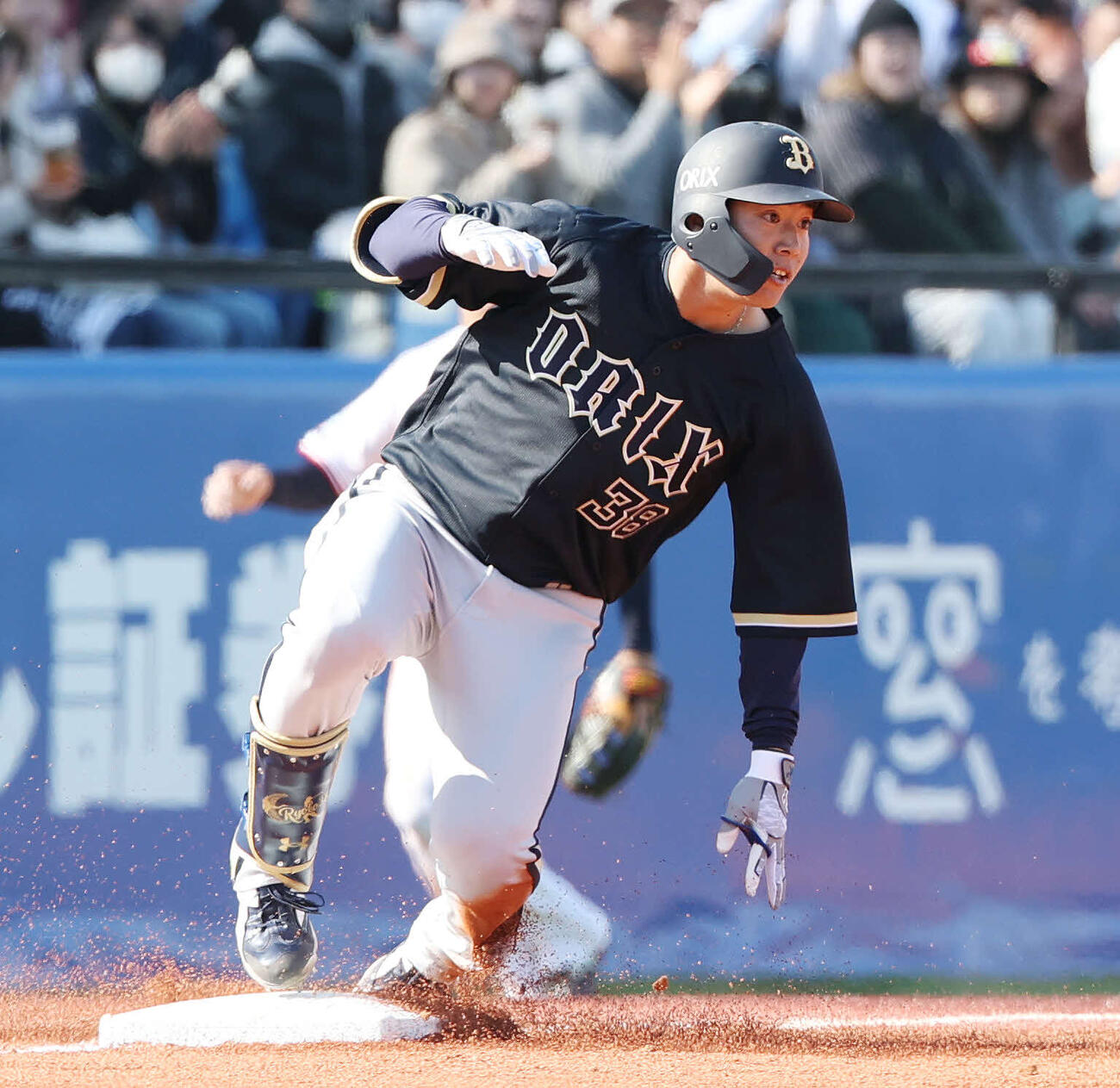 ヤクルト対オリックス　5回表オリックス2死一塁、右適時三塁打を放った来田（撮影・宮地輝）