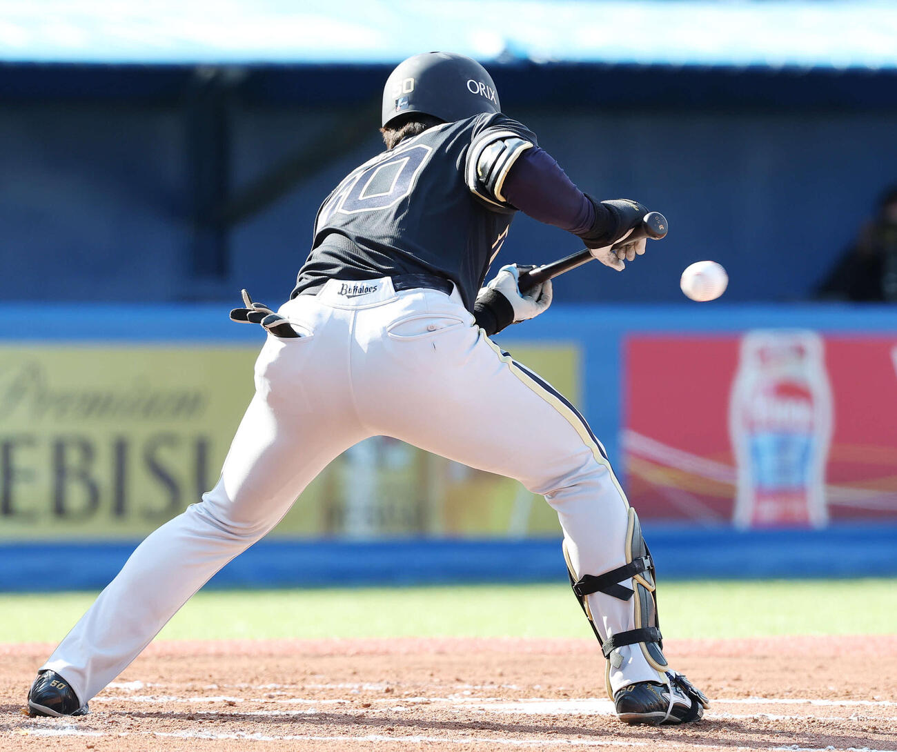 ヤクルト対オリックス　6回表オリックス無死一、二塁、死球を受ける山中（撮影・宮地輝）