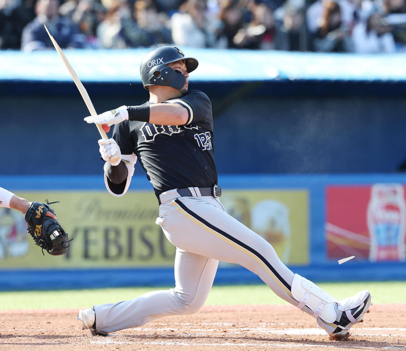 ヤクルト対オリックス　6回表オリックス無死満塁、バット折りながら併殺打を放つ香月（撮影・宮地輝）