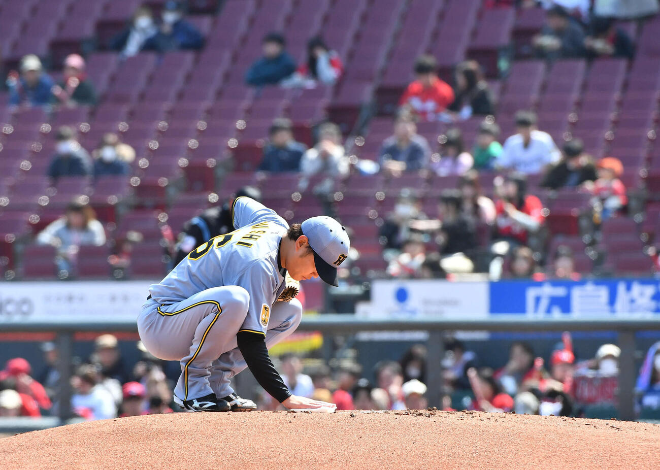 広島対阪神　1回裏開始前、マウンドに手を置く西勇（撮影・岩下翔太）