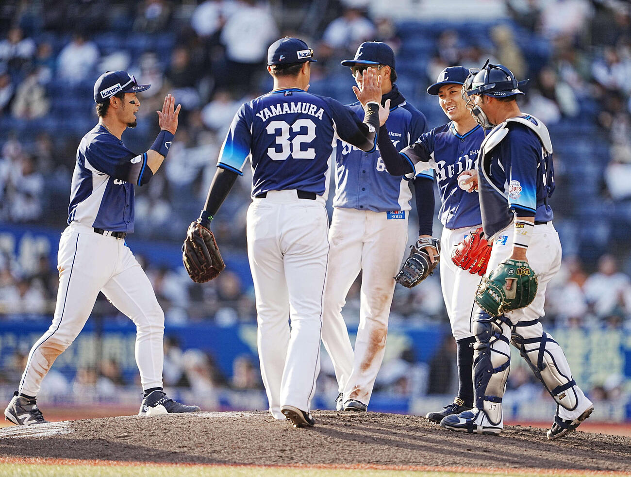 ロッテ対西武　勝利に沸く西武ナイン（撮影・小沢裕）