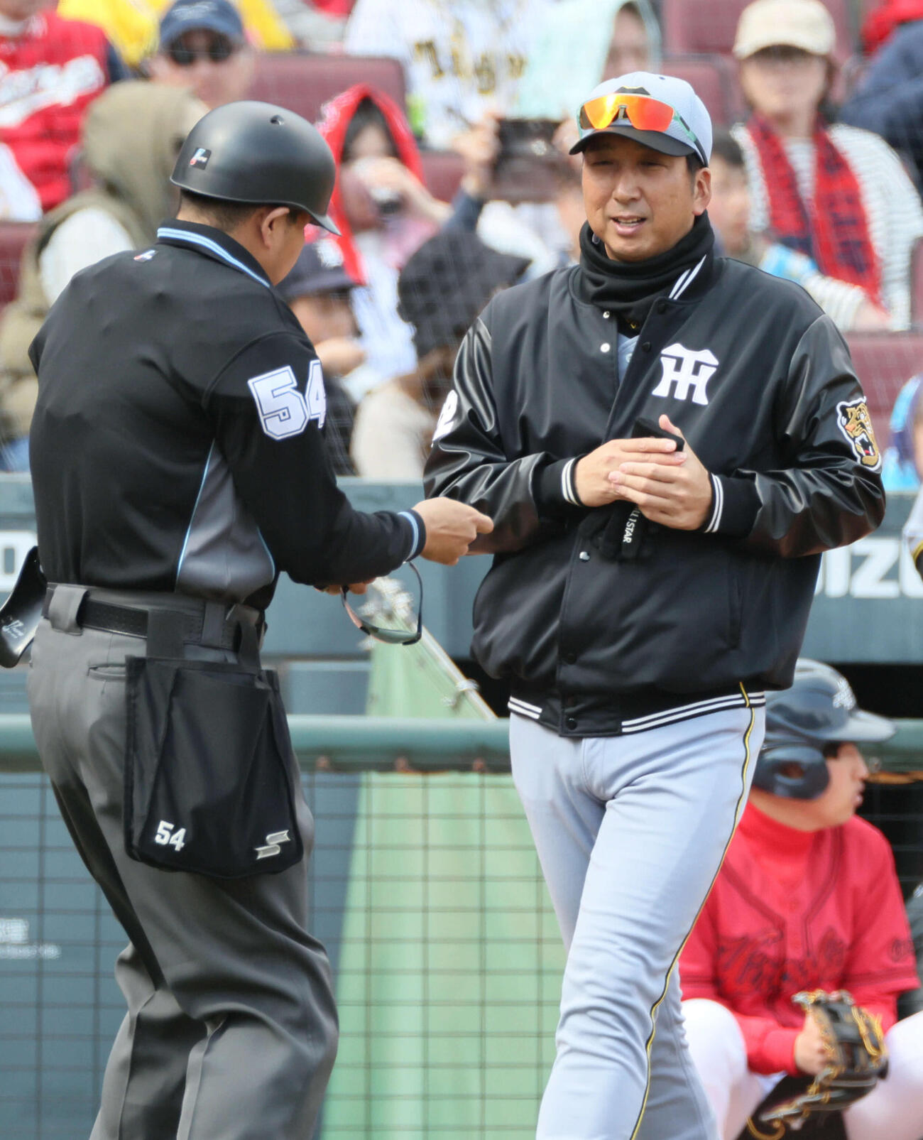 広島対阪神　5回表終了時、交代を告げる藤川監督（撮影・加藤孝規）