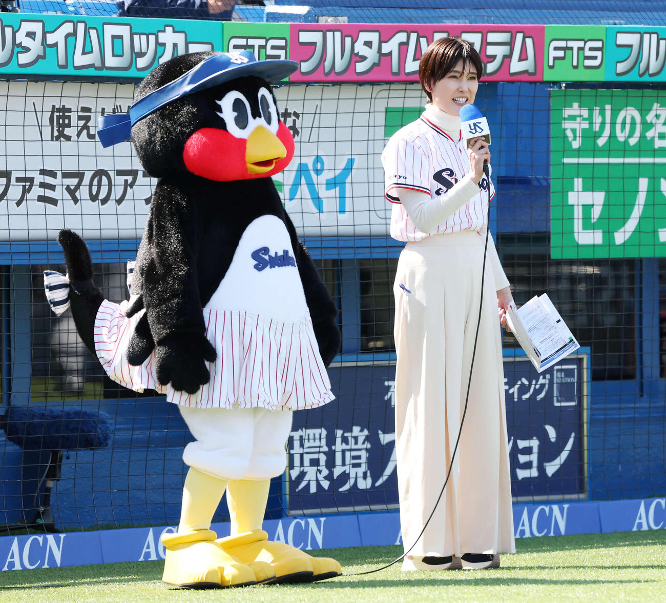 ヤクルト対オリックス　神宮球場の新スタジアムMCを務める前田智子。左はつばみ（撮影・宮地輝）