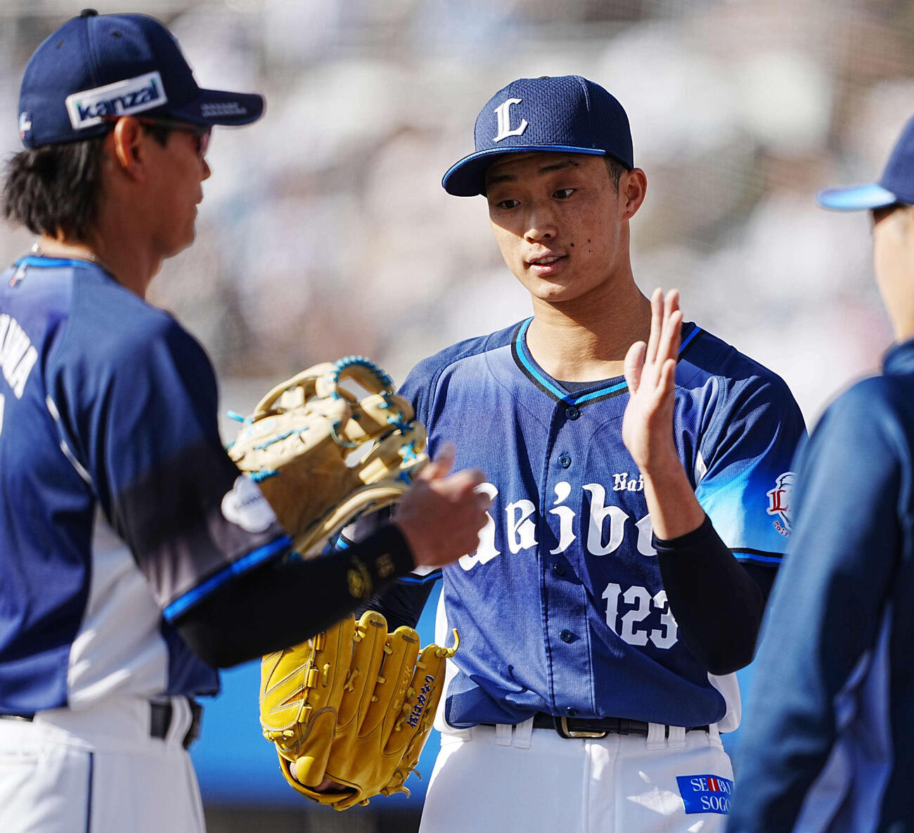 ロッテ対西武　ベンチ前でナインを迎える西武3番手で登板した冨士（撮影・小沢裕）