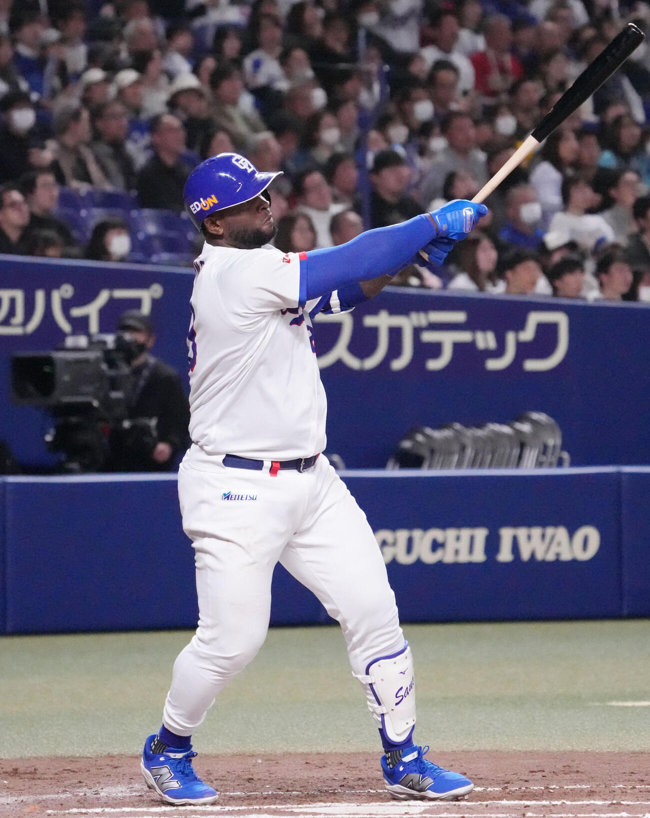 中日対楽天　6回裏中日1死一塁、右越え2点本塁打を放つサノー（撮影・森本幸一）