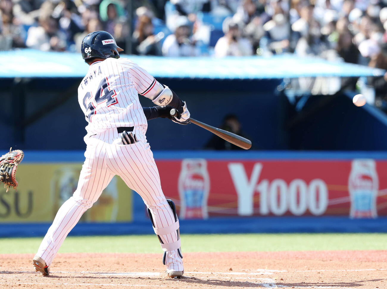 ヤクルト対オリックス　2回裏ヤクルト2死二塁、中適時二塁打を放つ岩田（撮影・宮地輝）