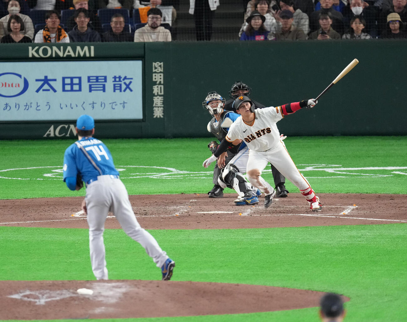 巨人対日本ハム　5回裏巨人1死一塁、増田陸は左越え2点本塁打を放つ。投手有原（撮影・足立雅史）