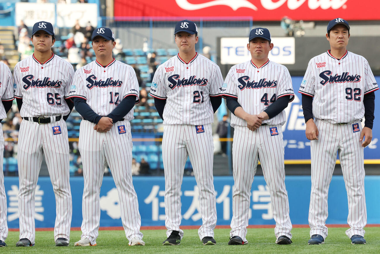 ヤクルト対オリックス　出陣式セレモニーで開幕投手に選ばれたヤクルト吉村（中央）（撮影・宮地輝）