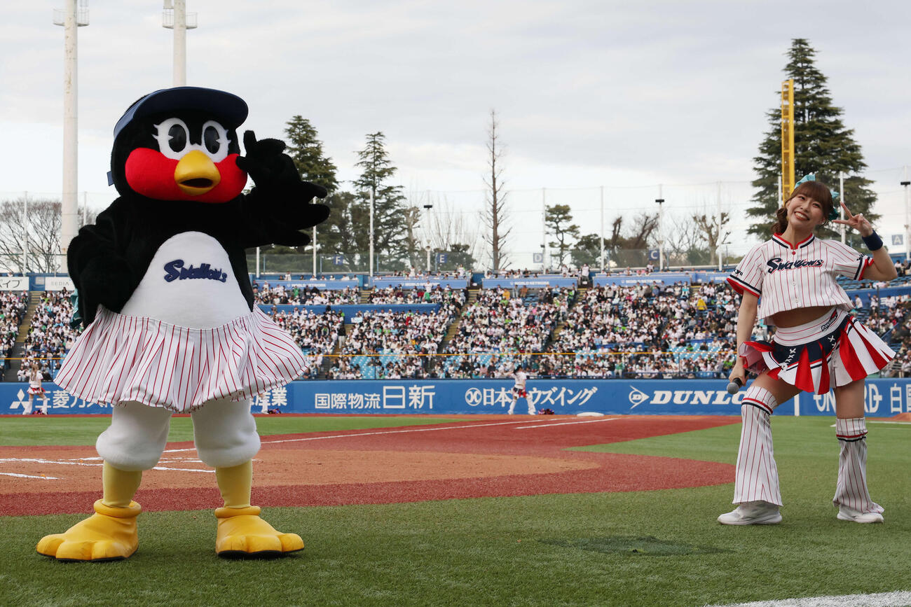 ヤクルト対オリックス　出陣式セレモニーでダンスするつばみとPassion（撮影・宮地輝）