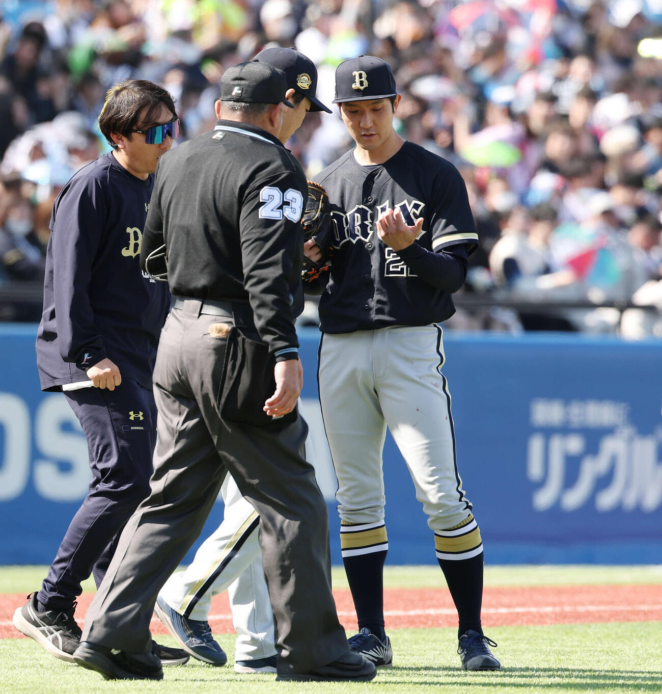 ヤクルト対オリックス　2回裏ヤクルト2死一、二塁、橋本に左2点適時二塁打を浴び手を確認する田嶋（撮影・宮地輝）