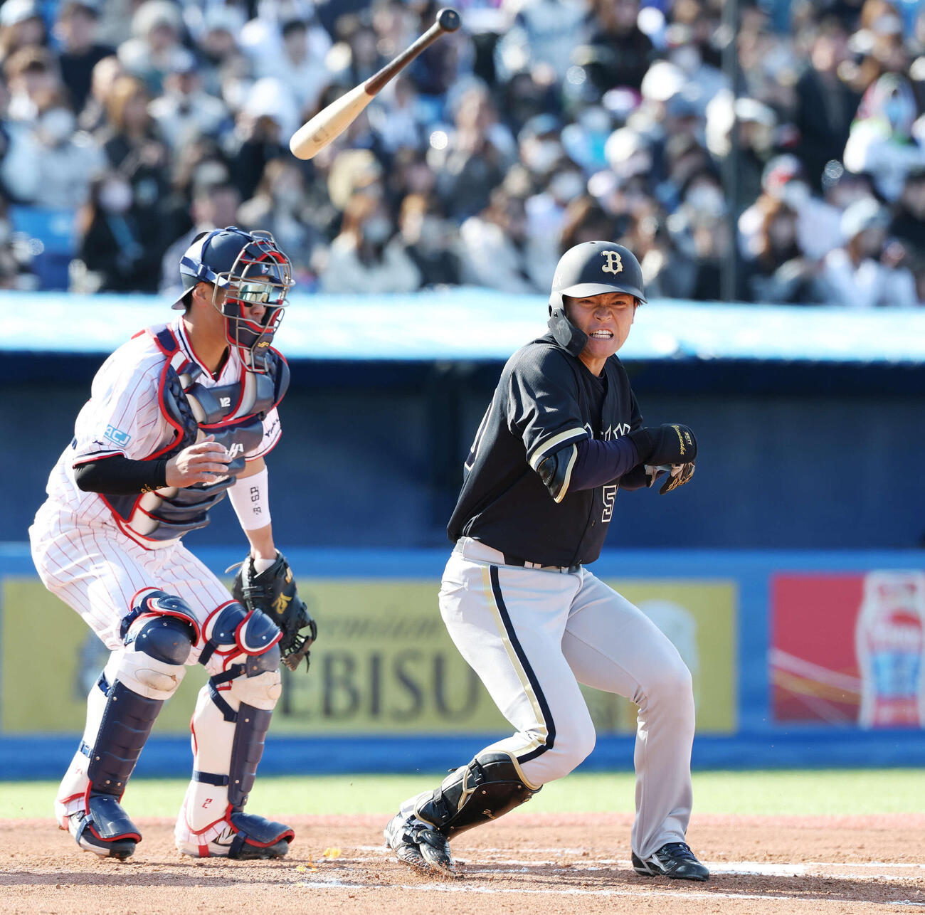 ヤクルト対オリックス　6回表オリックス無死一、二塁、死球を受ける山中（撮影・宮地輝）