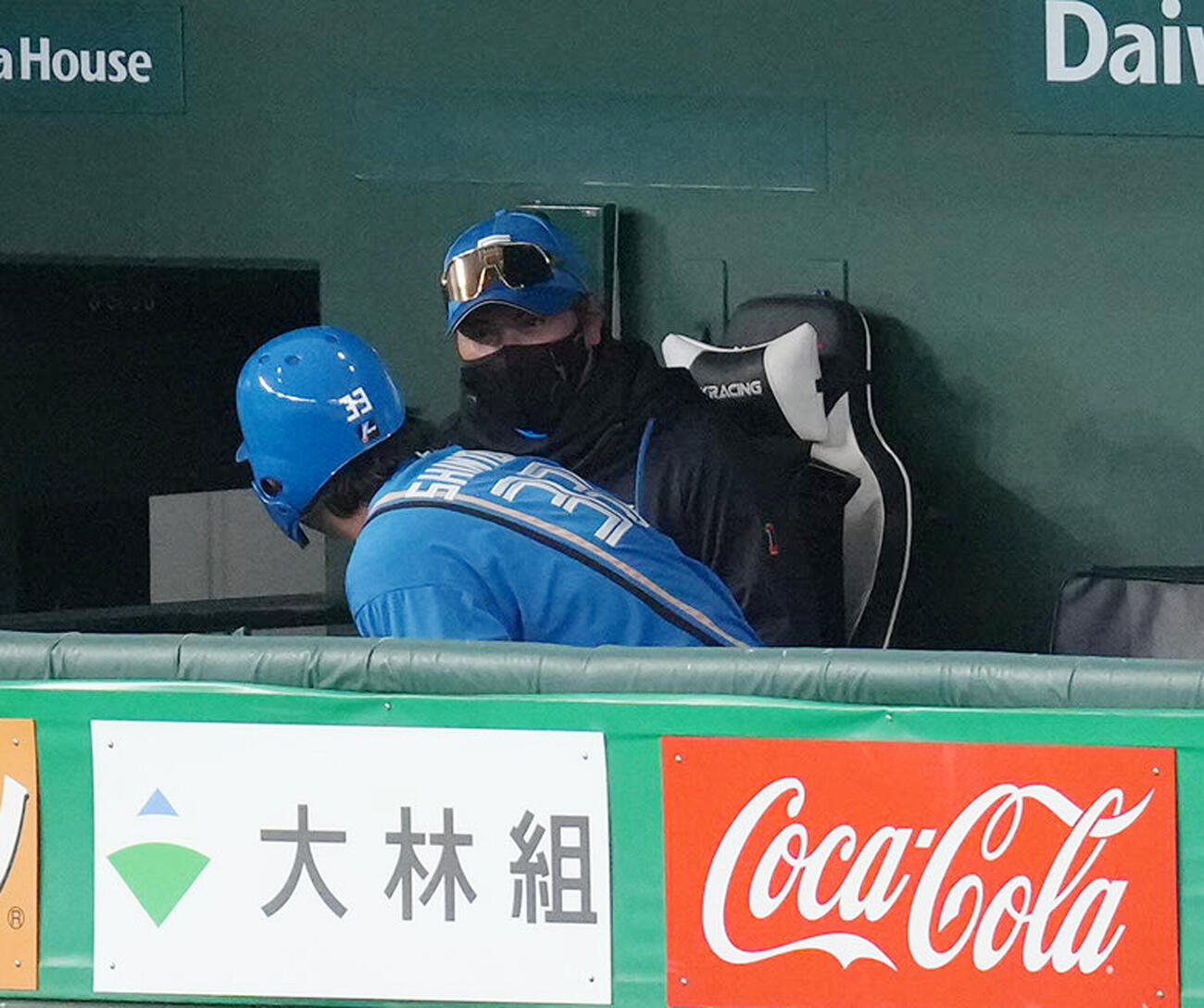 巨人対日本ハム　7回表日本ハム無死、進藤（手前）は左越え本塁打を放ち新庄監督と会話を交わす（撮影・足立雅史）