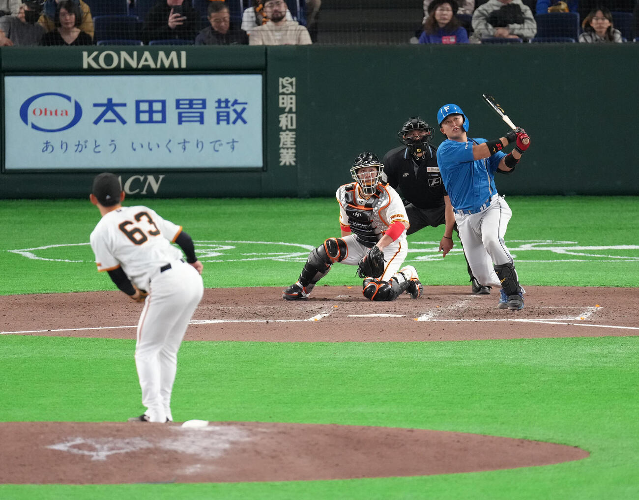 巨人対日本ハム　7回表日本ハム無死、進藤は左越え本塁打を放つ。投手泉（撮影・足立雅史）