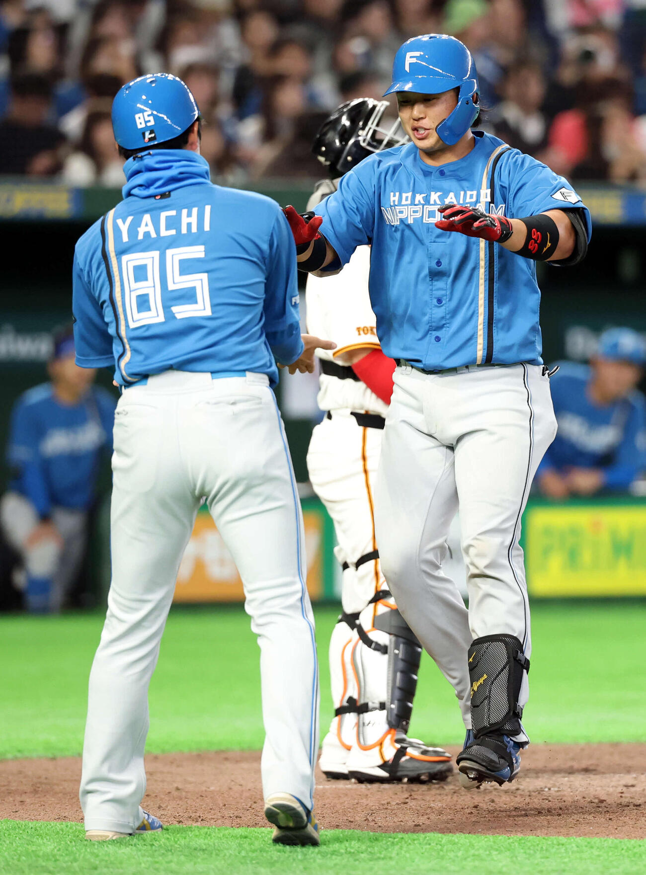 巨人対日本ハム　7回表日本ハム無死、進藤はソロ本塁打を放ち生還（撮影・浅見桂子）
