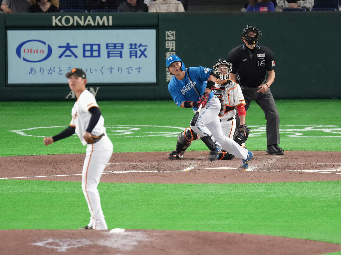 巨人対日本ハム　7回表日本ハム無死、進藤は左越え本塁打を放つ。投手泉（撮影・足立雅史）