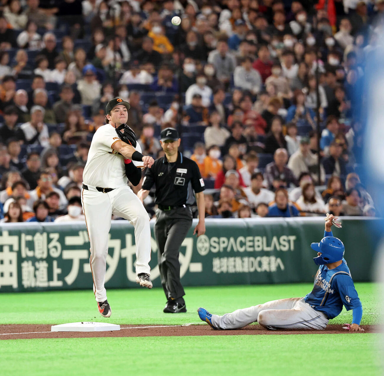 巨人対日本ハム　2回表日本ハム無死一、二塁、進藤の三塁ゴロを併殺にするダルベック（左）（撮影・浅見桂子）