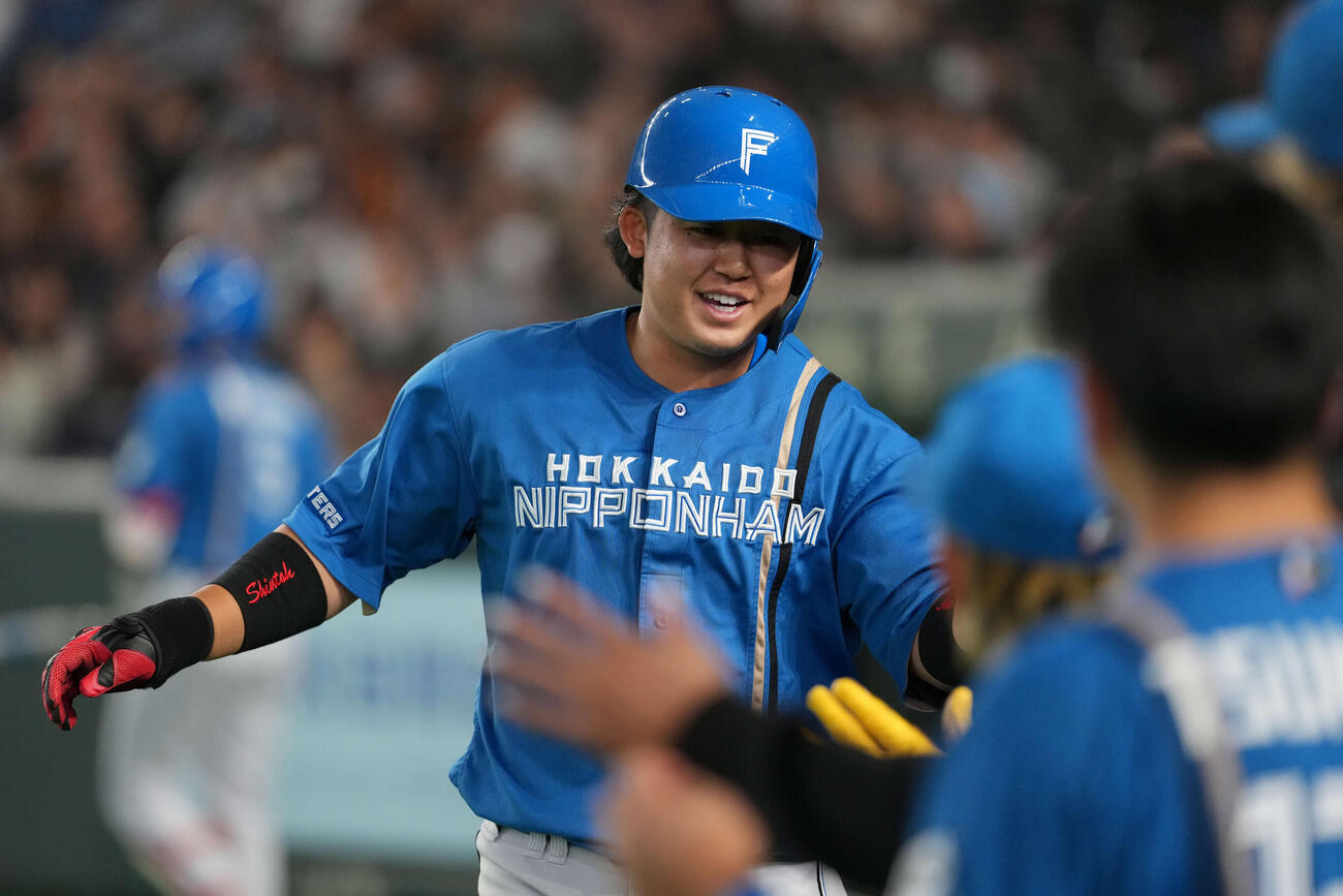 巨人対日本ハム　7回表日本ハム無死、左越え本塁打を放ちベンチで出迎えられる進藤（撮影・井上学）