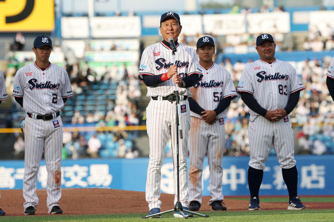 ヤクルト対オリックス　出陣式セレモニーであいさつするヤクルト池山監督（撮影・宮地輝）