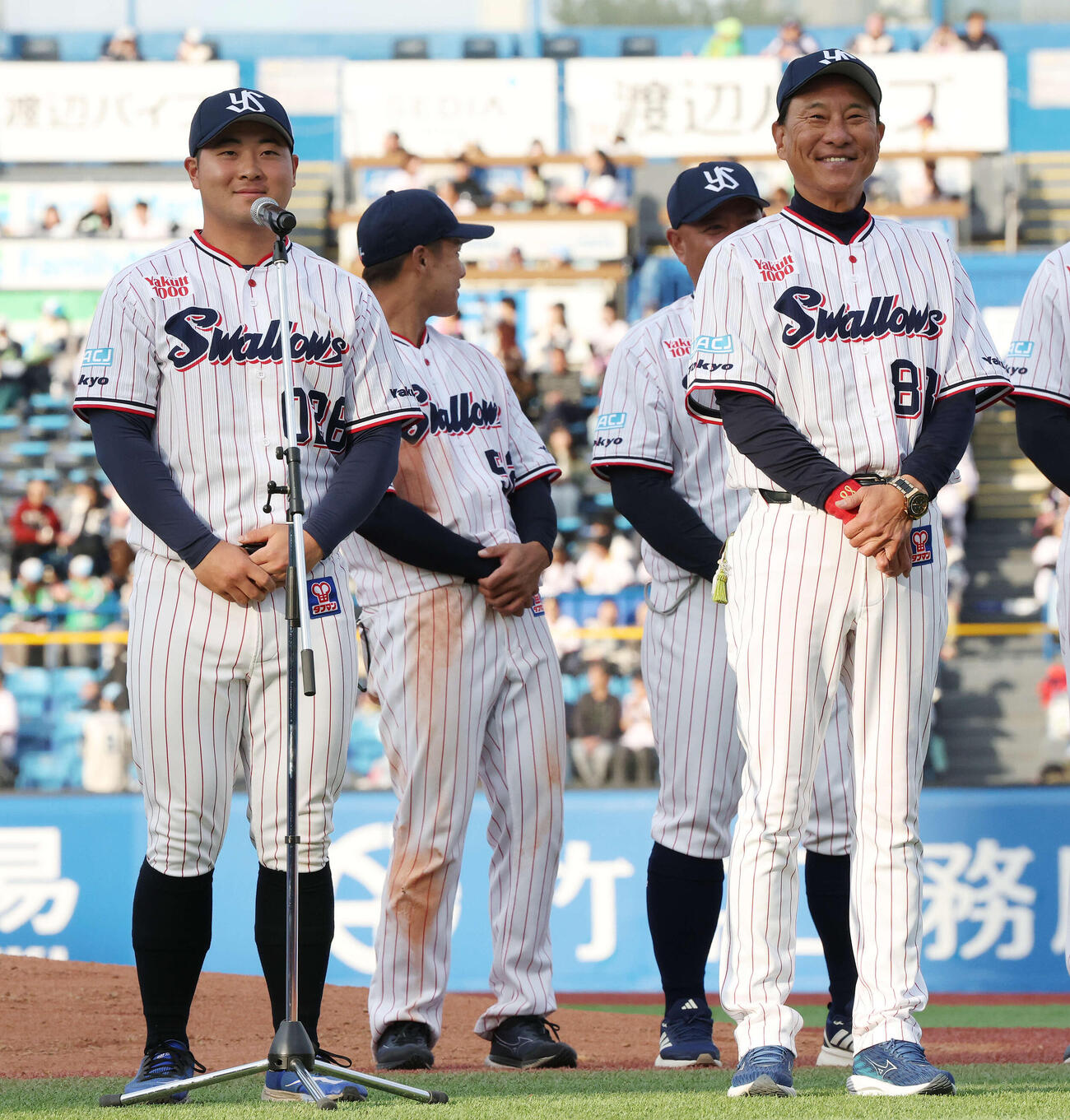 ヤクルト対オリックス　出陣式セレモニーであいさつするヤクルト高野（左）と池山監督（撮影・宮地輝）