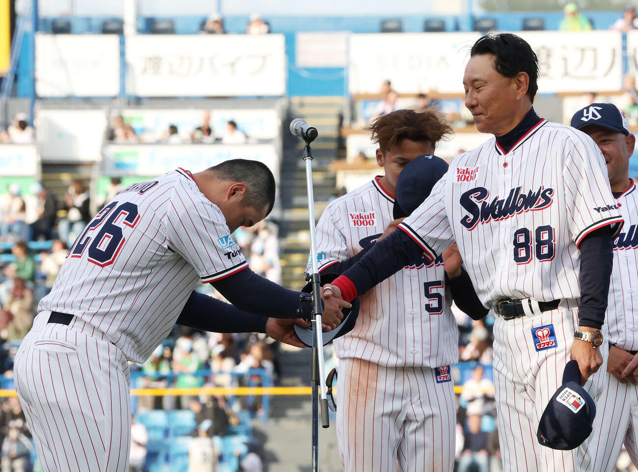ヤクルト対オリックス　出陣式セレモニーで握手するヤクルト高野（左）と池山監督（撮影・宮地輝）