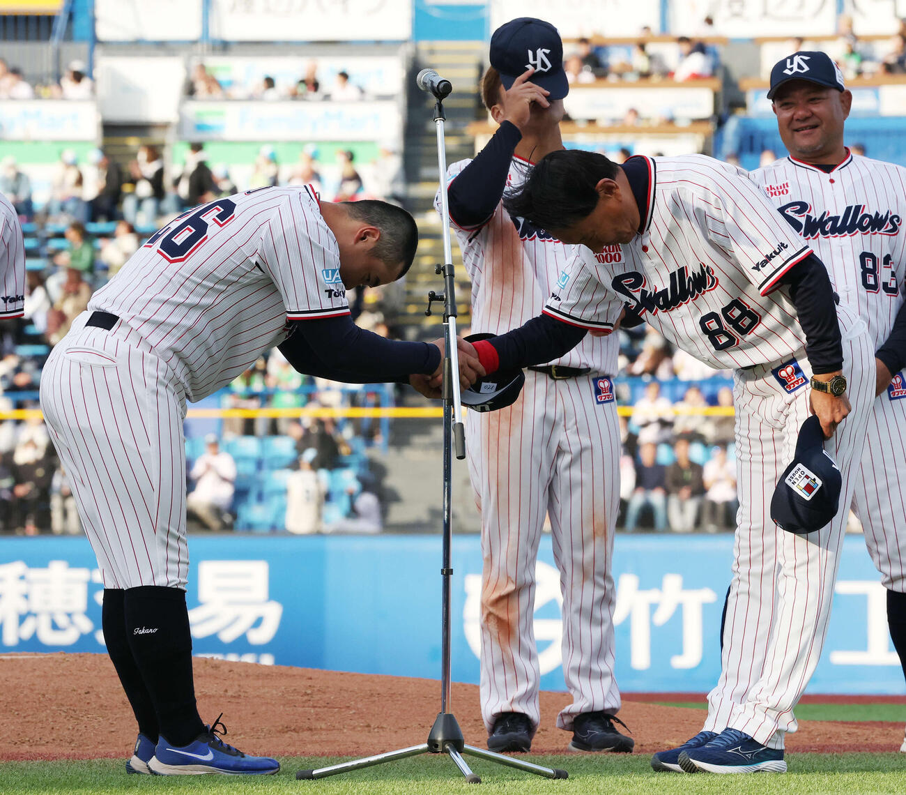 ヤクルト対オリックス　出陣式セレモニーで握手するヤクルト高野（左）と池山監督（撮影・宮地輝）
